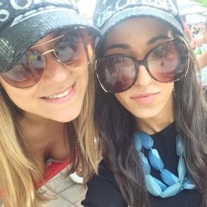 The blue necklace!! & black hat!! US OPEN